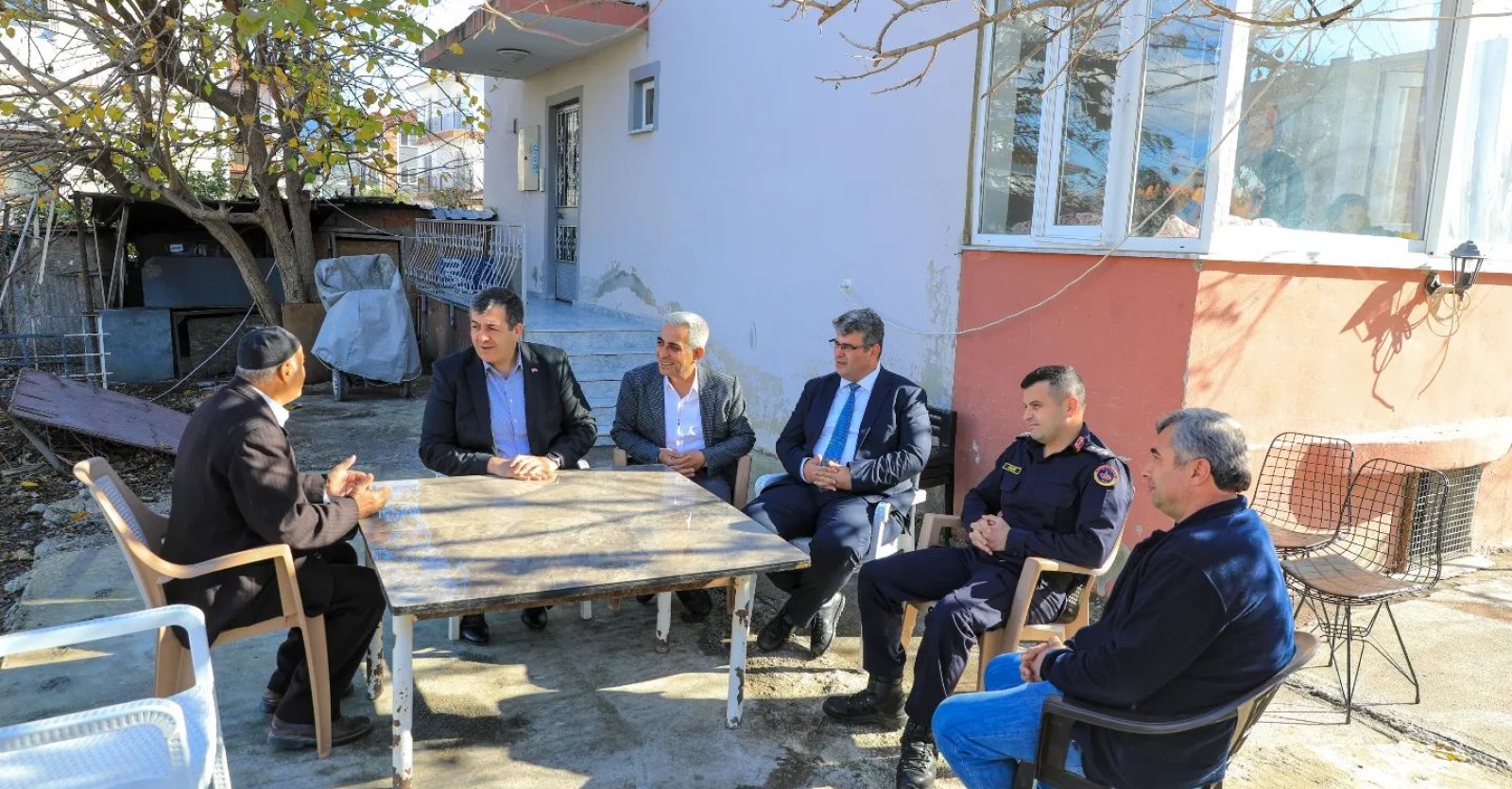 Kaymakamımız Mesut Yakuta ile Belediye Başkanımız Muhammet Karakuş ilçemiz Söğütlüyurt Mahallesi'nde hane ziyaretinde bulundular.