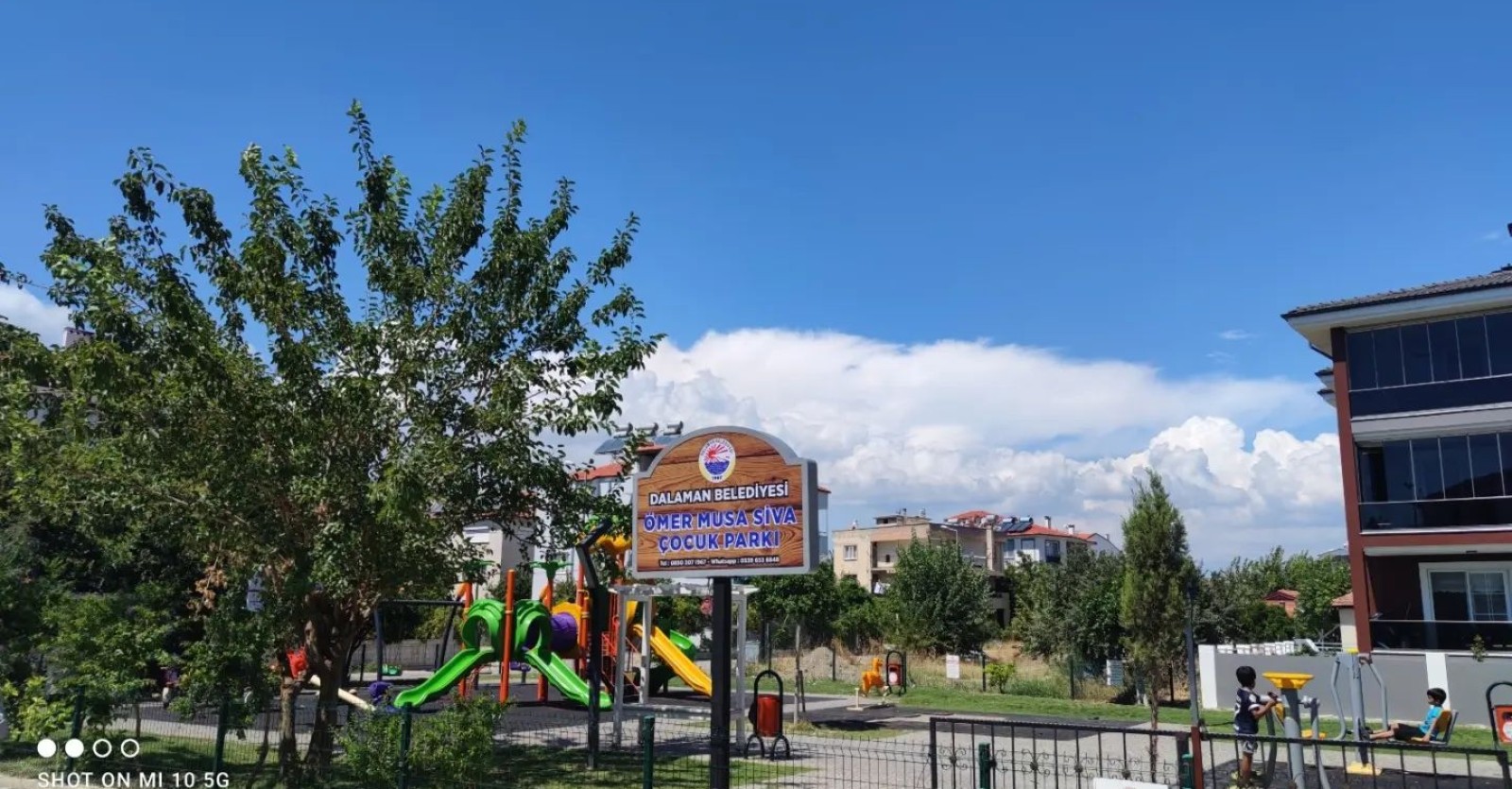 Belediyemiz tarafından ilçe genelinde yeni tesis edilen çocuk parklarına simge isimler verilerek tabelaları asıldı.