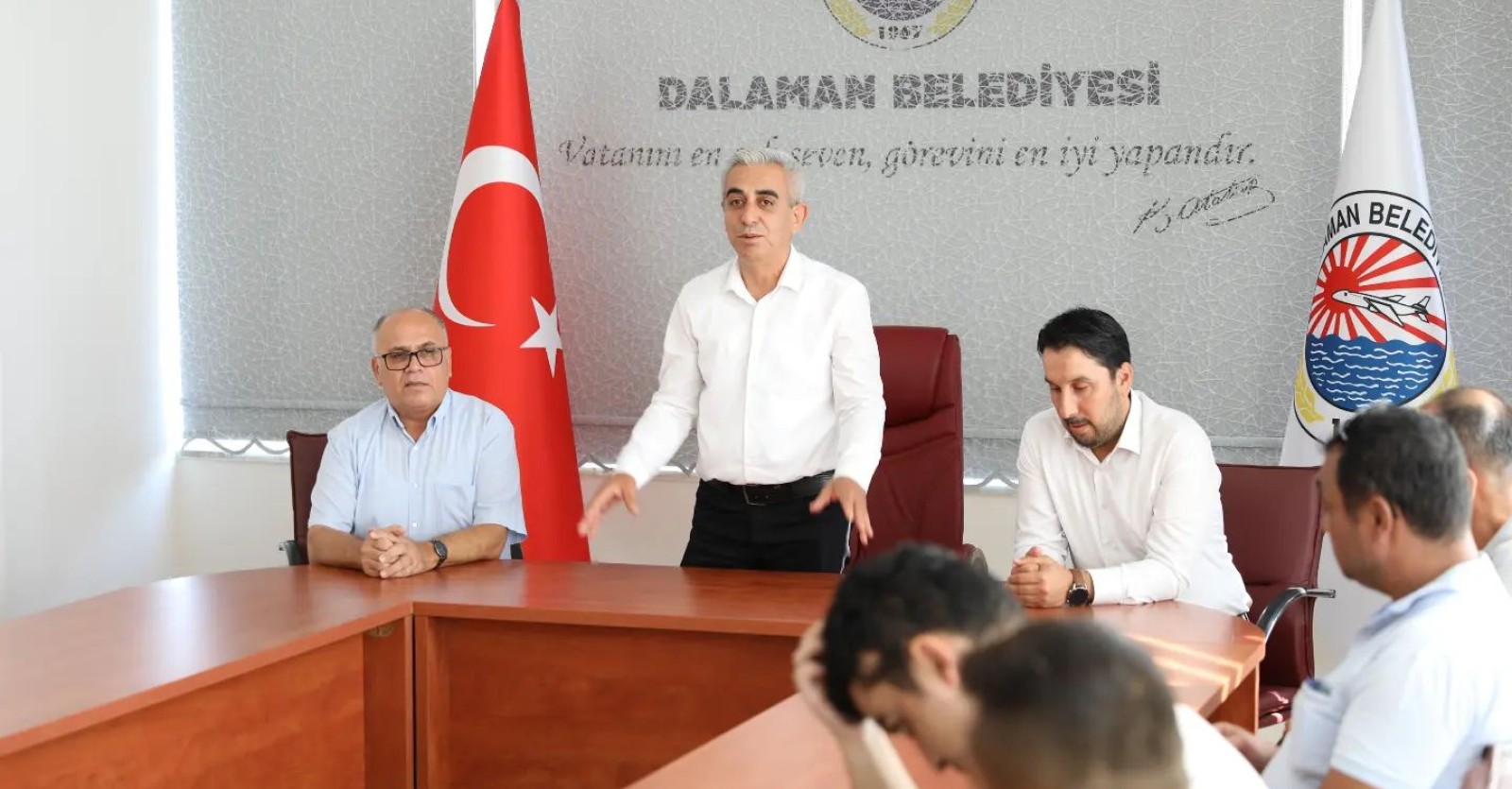 Belediye Başkanımız Muhammet Karakuş, Başkan Yardımcımız Hüseyin Ertuğrul Kurban Bayramı nedeniyle belediye personellerimiz ile bayramlaştı.