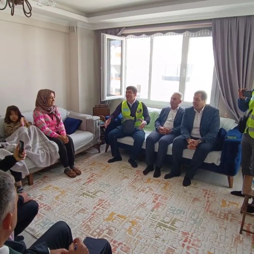 Kaymakamımız Mesut Yakuta ve Belediye Başkanımız Muhammet Karakuş, deprem bölgesinden kendi imkanlarıyla ilçemize gelen vatandaşlarımızı ziyaret ettiler.