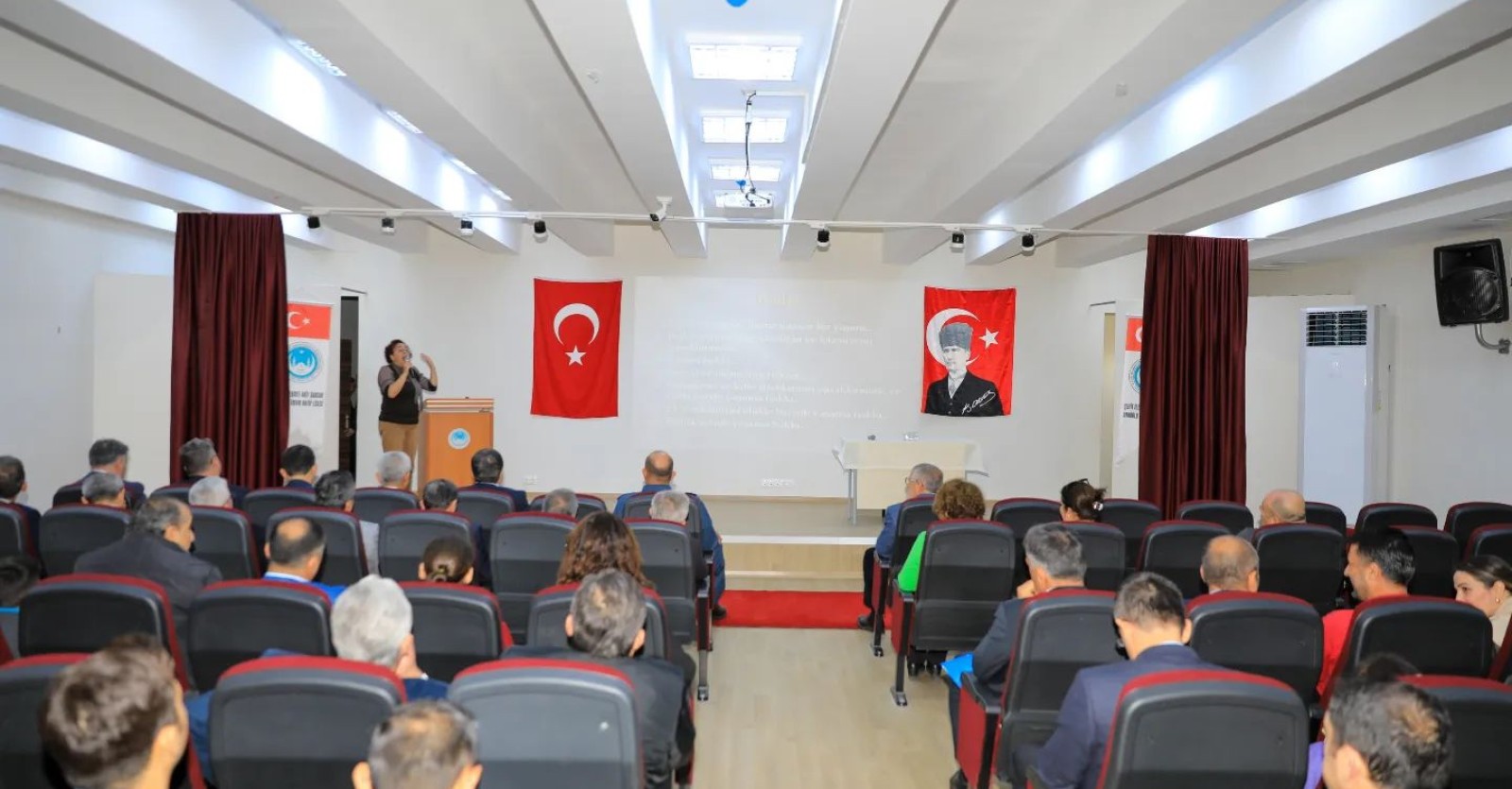 Dalaman Şehit Mehmet Akif Sancar Anadolu İmam Hatip Lisesi Toplantı Salonu'nda ''Dünya İnsan Hakları'' konulu konferans düzenlendi. 