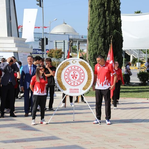 19 Mayıs Atatürk'ü Anma, Gençlik ve Spor Bayramı münasebetiyle İlçemiz Cumhuriyet Meydanındaki Atatürk Anıtına çelenk sunumu İlçe Gençlik ve Spor Müdürlüğünce gerçekleştirildi. Çelenk sunumundan sonra saygı duruşu yapıldı, İstiklal Marşı okundu.