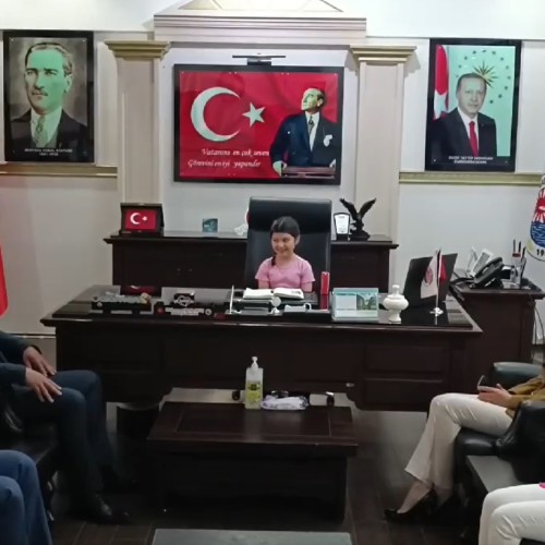 Belediye Başkanımız Muhammet Karakuş 23 Nisan Ulusal Egemenlik ve Çocuk Bayramı vesilesiyle koltuğunu Şerefler İlkokulu öğrencisi Minel Yaman’a bıraktı.