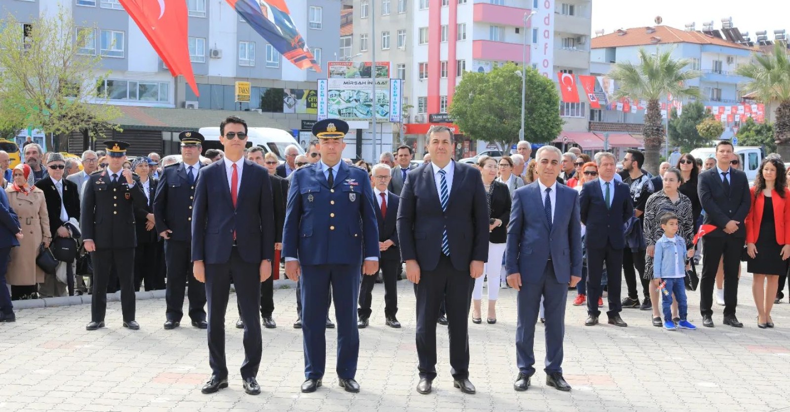 İlçemizde Ulusal Egemenlik ve Çocuk Bayramı’nın 103. Yıl Dönümü kutlamaları Cumhuriyet Meydanında Atatürk Anıtına çelenk sunma töreni ile başladı.