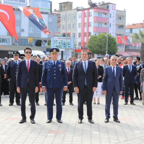 İlçemizde Ulusal Egemenlik ve Çocuk Bayramı’nın 103. Yıl Dönümü kutlamaları Cumhuriyet Meydanında Atatürk Anıtına çelenk sunma töreni ile başladı.