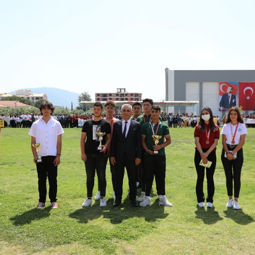 19 Mayıs Atatürk'ü Anma, Gençlik ve Spor Bayramı kapsamında İlçe Stadında tören düzenlendi.