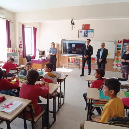 Deprem afeti sonrası, İlçemiz Mehmet Akif Ersoy İlkokulu ve Dalaman Anaokuluna nakil edilen öğrencilerimizi okullarında ziyaret ettik.