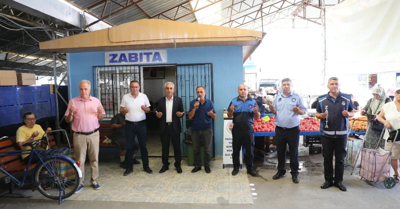 Belediye Başkanımız Muhammet Karakuş pazar duasına katılarak, pazaryerindeki esnaflarımıza hayırlı kazançlar dileklerinde bulundu.