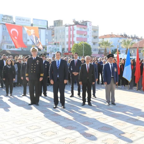 18 Mart Şehitleri Anma Günü ve Çanakkale Deniz Zaferi’nin 108. yıl dönümü sebebiyle İlçemiz Cumhuriyet Meydanı’ndaki Atatürk Anıtı önünde çelenk sunma töreni düzenli.