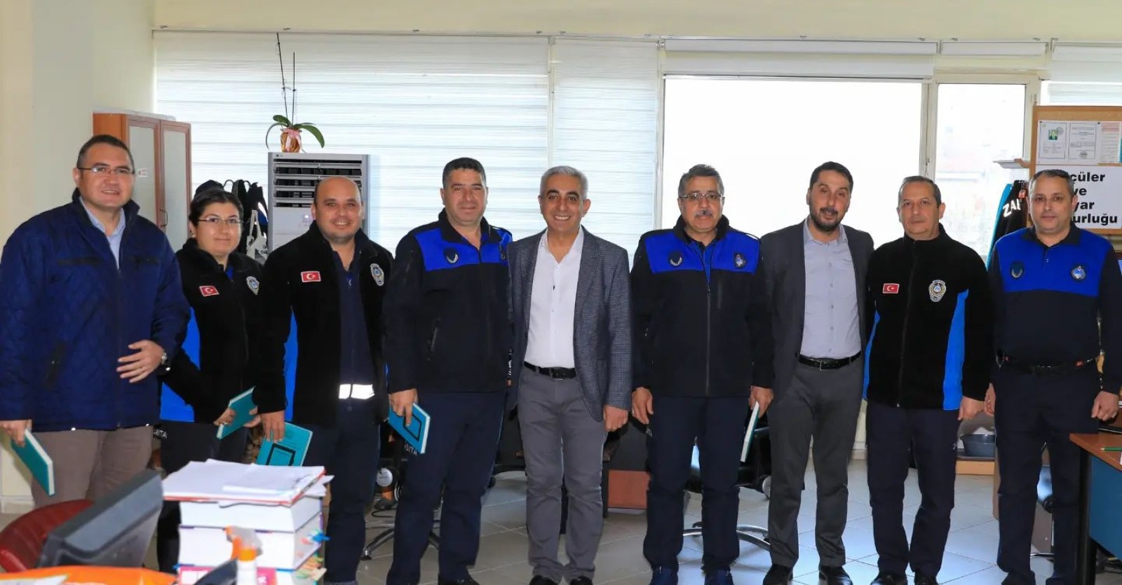 Belediye Başkanımız Muhammet Karakuş ve Başkan Yardımcımız Hüseyin Ertuğrul Belediye Hizmet Binamız içinde çalışan personelimizin yeni yıllarını kutladılar.