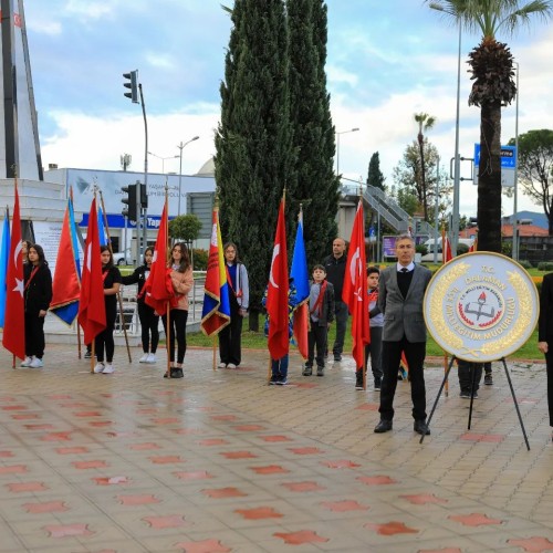 24 Kasım Öğretmenler Günü kutlamaları, Cumhuriyet Meydanı'nda Atatürk Anıtı’na İlçe Milli Eğitim Müdürlüğü tarafından çelenk sunumu, saygı duruşu ve İstiklal Marşı’nın okunmasıyla başladı.