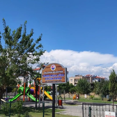 Belediyemiz tarafından ilçe genelinde yeni tesis edilen çocuk parklarına simge isimler verilerek tabelaları asıldı.